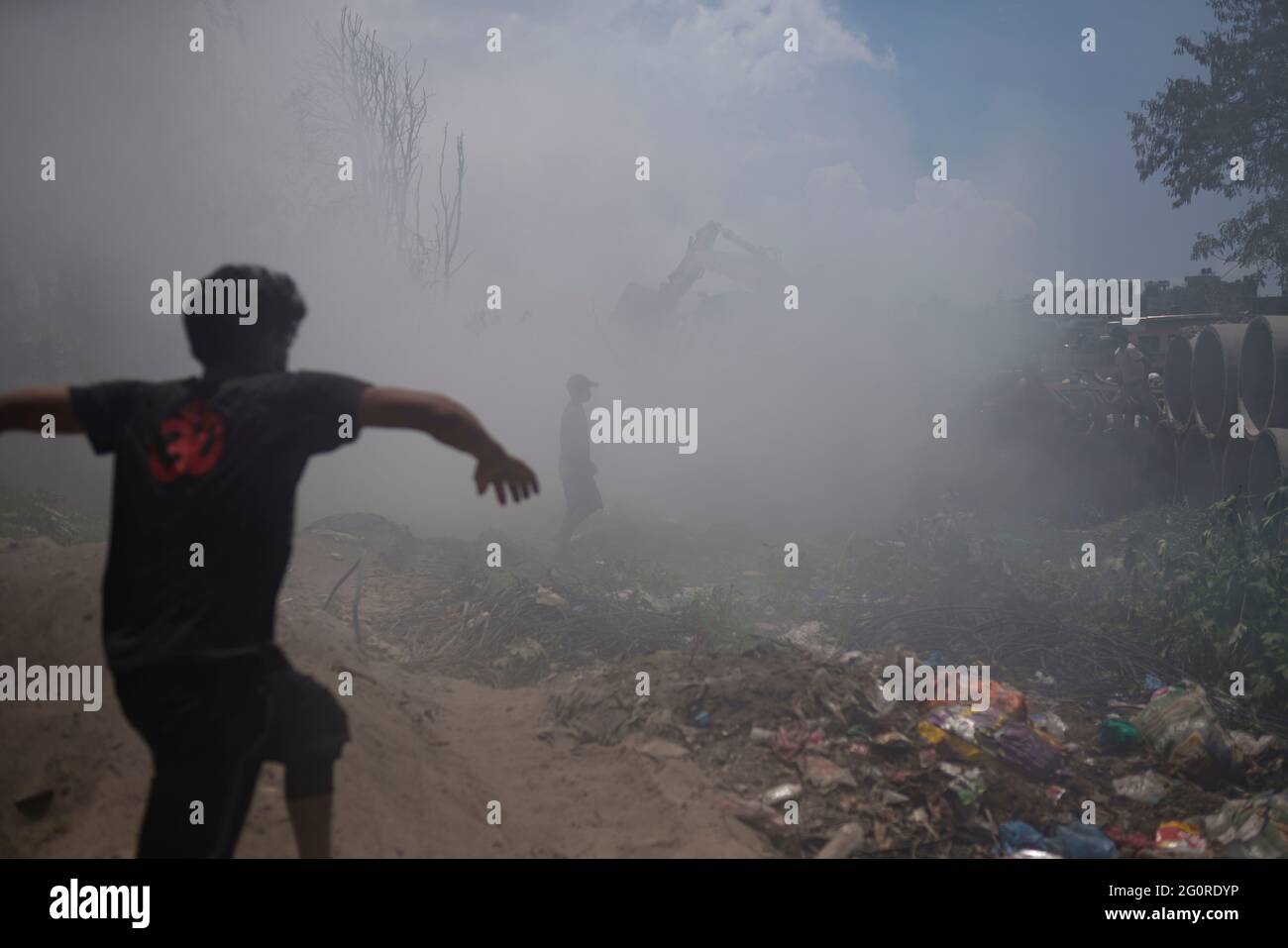 Kathmandu, Nepal. Juni 2021. Die Einheimischen helfen den nepalesischen Feuerwehrleuten zusammen mit der Armee und der Polizei, einen Brand zu löschen, der am Donnerstag, dem 3. Juni 2021, auf einer Deponie in Kathmandu, Nepal, gefangen wurde. Kredit: Skanda Gautam/ZUMA Wire/Alamy Live Nachrichten Stockfoto