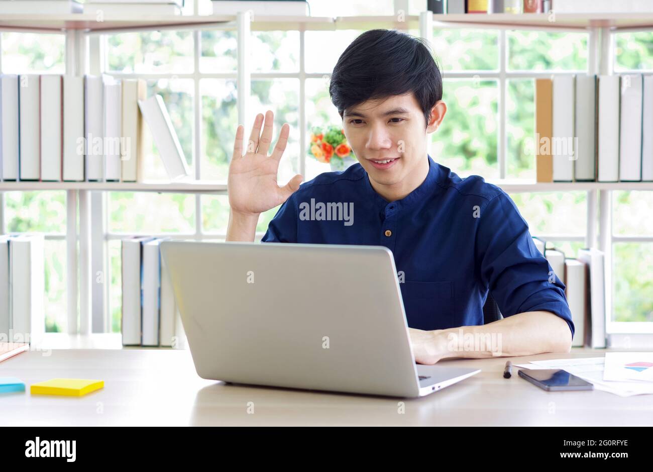 Junger asiatischer Mann, der die Kamera anschaut, Videos zur Selbstdarstellung aufzeichnet oder berufliche Fähigkeiten teilt. Glückliche junge kluge Menschen Filmen pädagogische lect Stockfoto