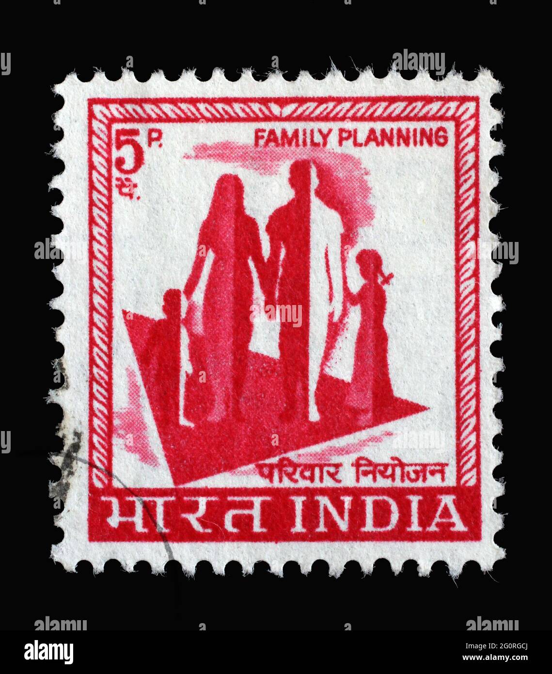 Stempel in Indien zeigt Silhouette einer Familie zum Gedenken an die Familienplanungskampagne, um 1967 Stockfoto