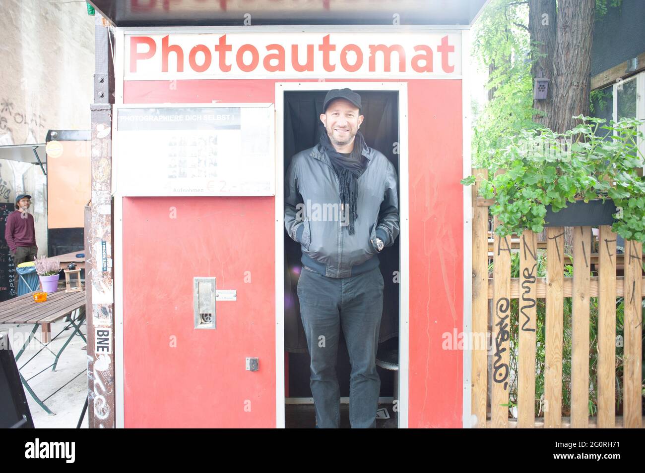 Stehen vor den Fotokabinen / Kiosk in der Stadt Berlin Stockfoto