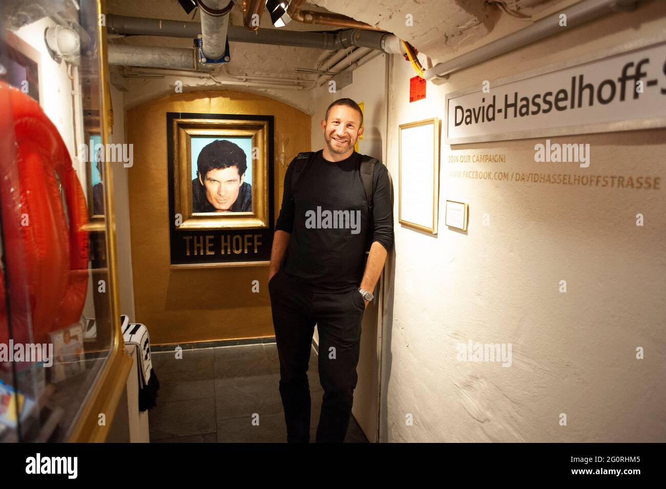 Ein Mann erkundet das kleine David Hasselhoff Museum im Keller eines Berliner Pubs Stockfoto