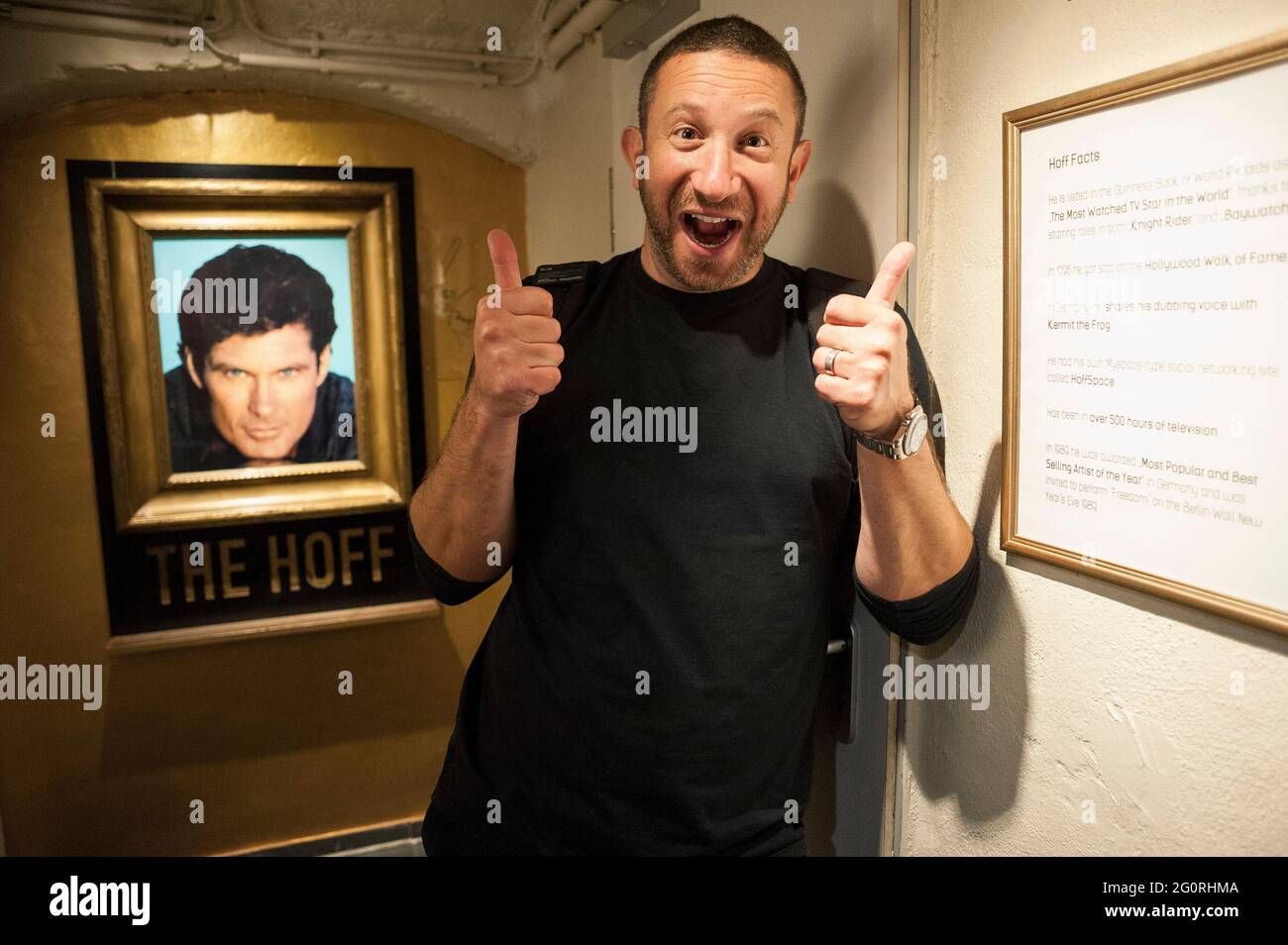 Ein Mann erkundet das kleine David Hasselhoff Museum im Keller eines Berliner Pubs Stockfoto