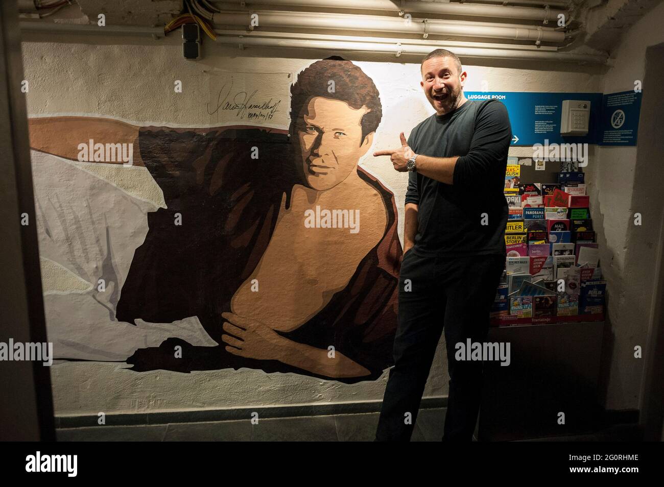 Ein Mann erkundet das kleine David Hasselhoff Museum im Keller eines Berliner Pubs Stockfoto