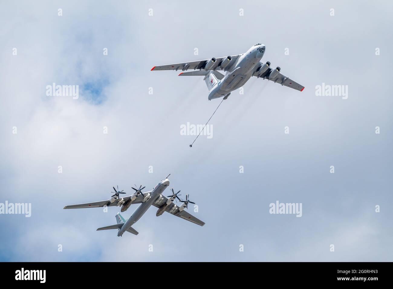 Moskau, Russland - 05. Mai 2021: Die Gruppe der strategischen Bomber der Langstreckenflieger TU-95ms und des fliegenden Tankers Il-78m fliegen über den Roten Platz Stockfoto