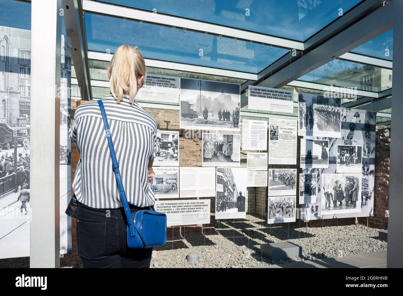Eine Frau steht vor einer Ausstellung über die Nazi-Partei während des Zweiten Weltkriegs 2 und liest die historischen Informationen. Stockfoto