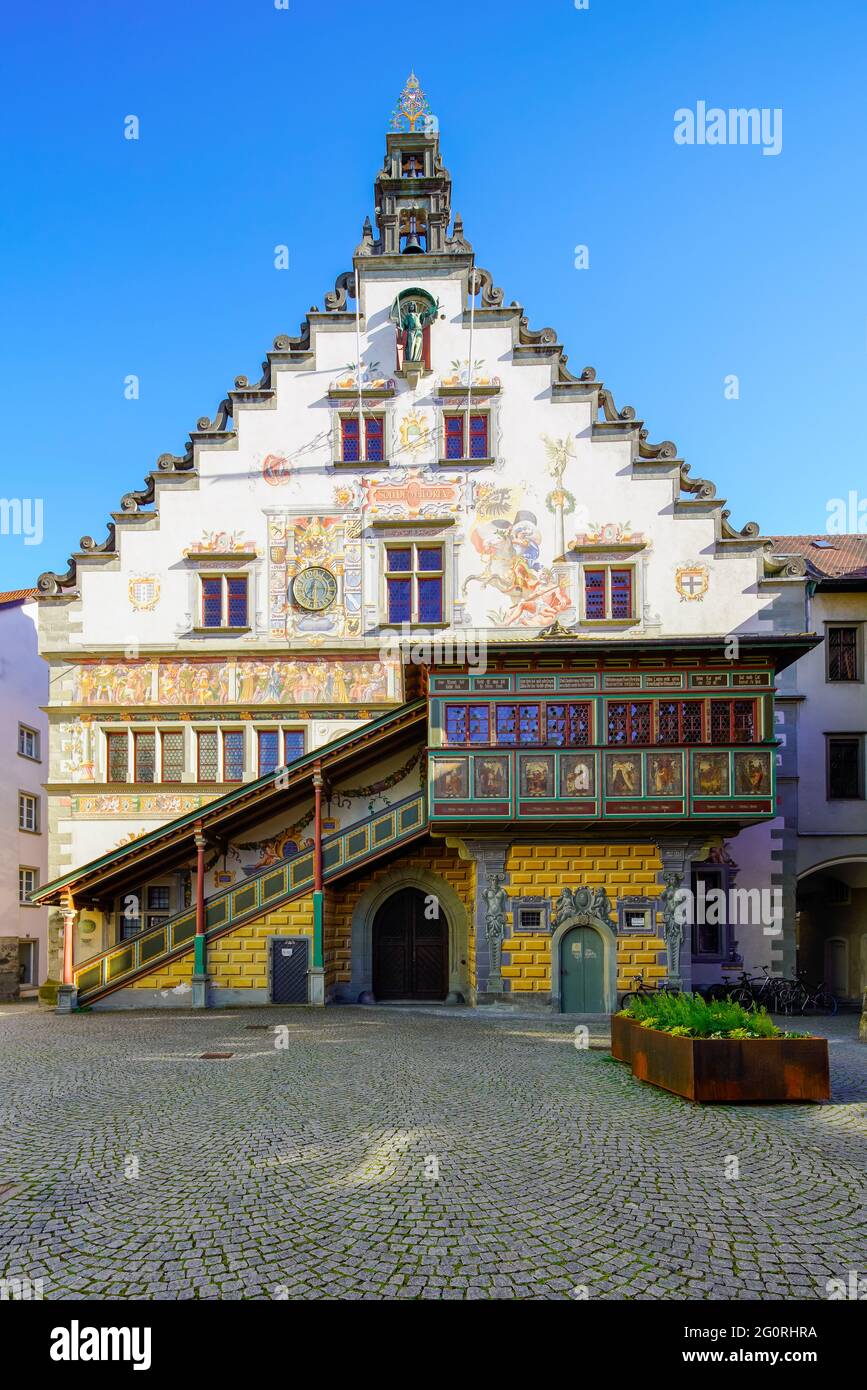 Beeindruckendes altes Rathaus in Lindau, erbaut 1422-1436. Blick vom Bismarckplatz. Lindau, Bayern (Bayern), Deutschland. Stockfoto