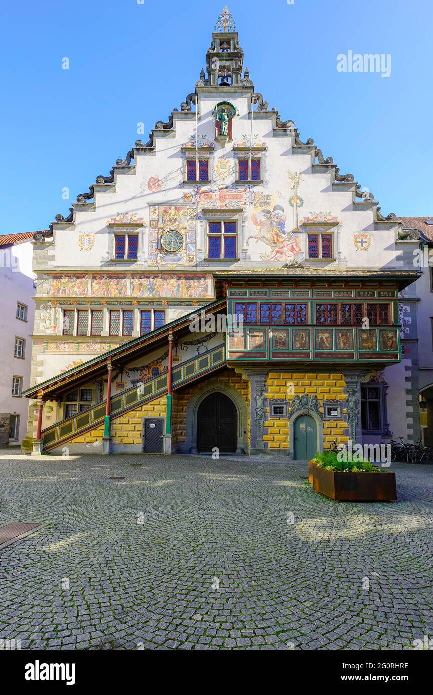 Beeindruckendes altes Rathaus in Lindau, erbaut 1422-1436. Blick vom Bismarckplatz. Lindau, Bayern (Bayern), Deutschland. Stockfoto