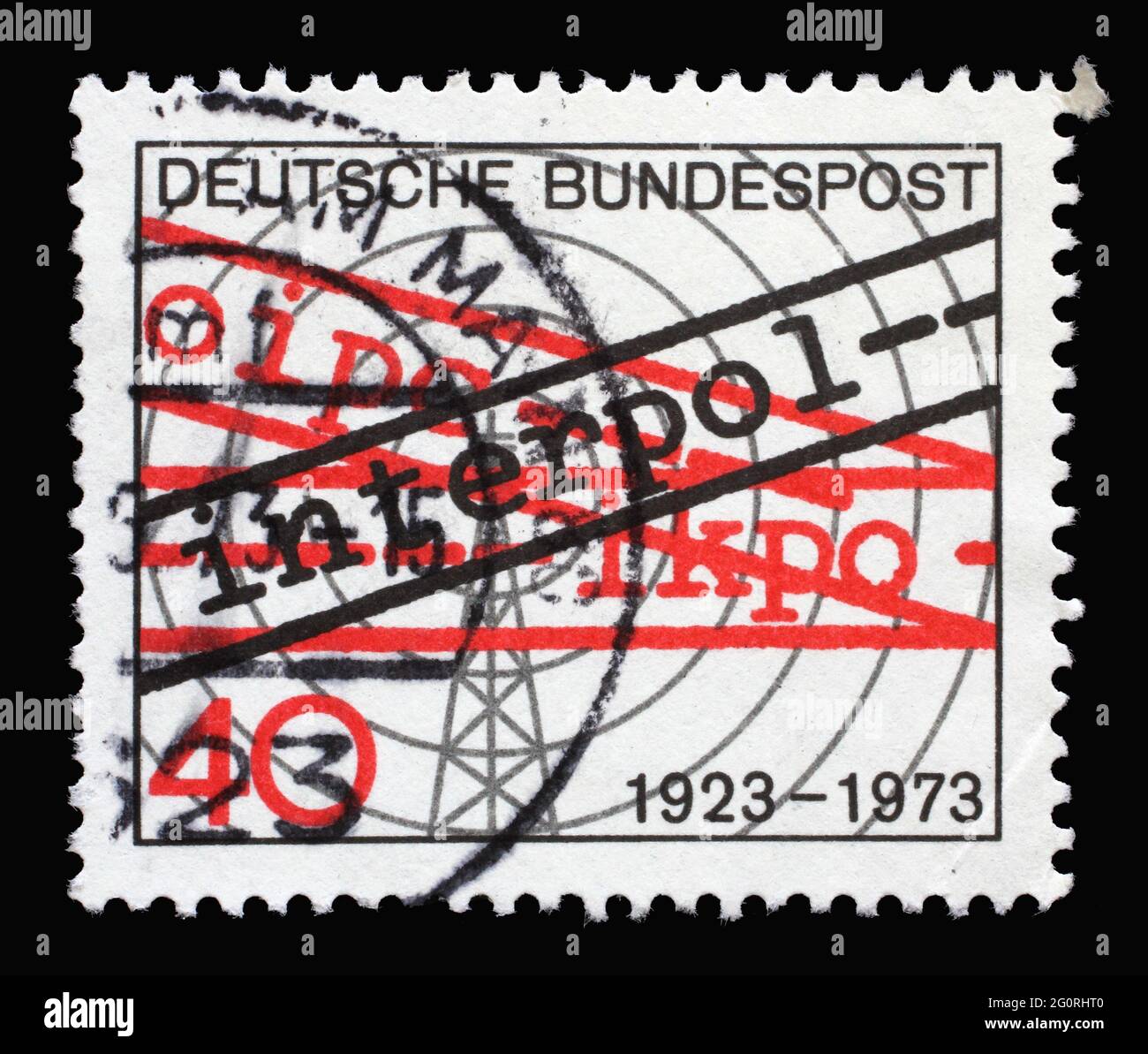 Eine in Deutschland gedruckte Briefmarke, die einen Sendeturm mit Radiowellen und Interpol zeigt, 50. Jahrestag der Internationalen Kriminalpolizei Organisation, Stockfoto