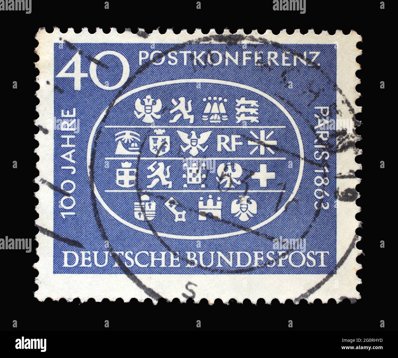 In Deutschland gedruckte Briefmarke zeigt Waffen aus 18 teilnehmenden Ländern, 1. Internationale Postkonferenz in Paris, 1863, um 1963 Stockfoto