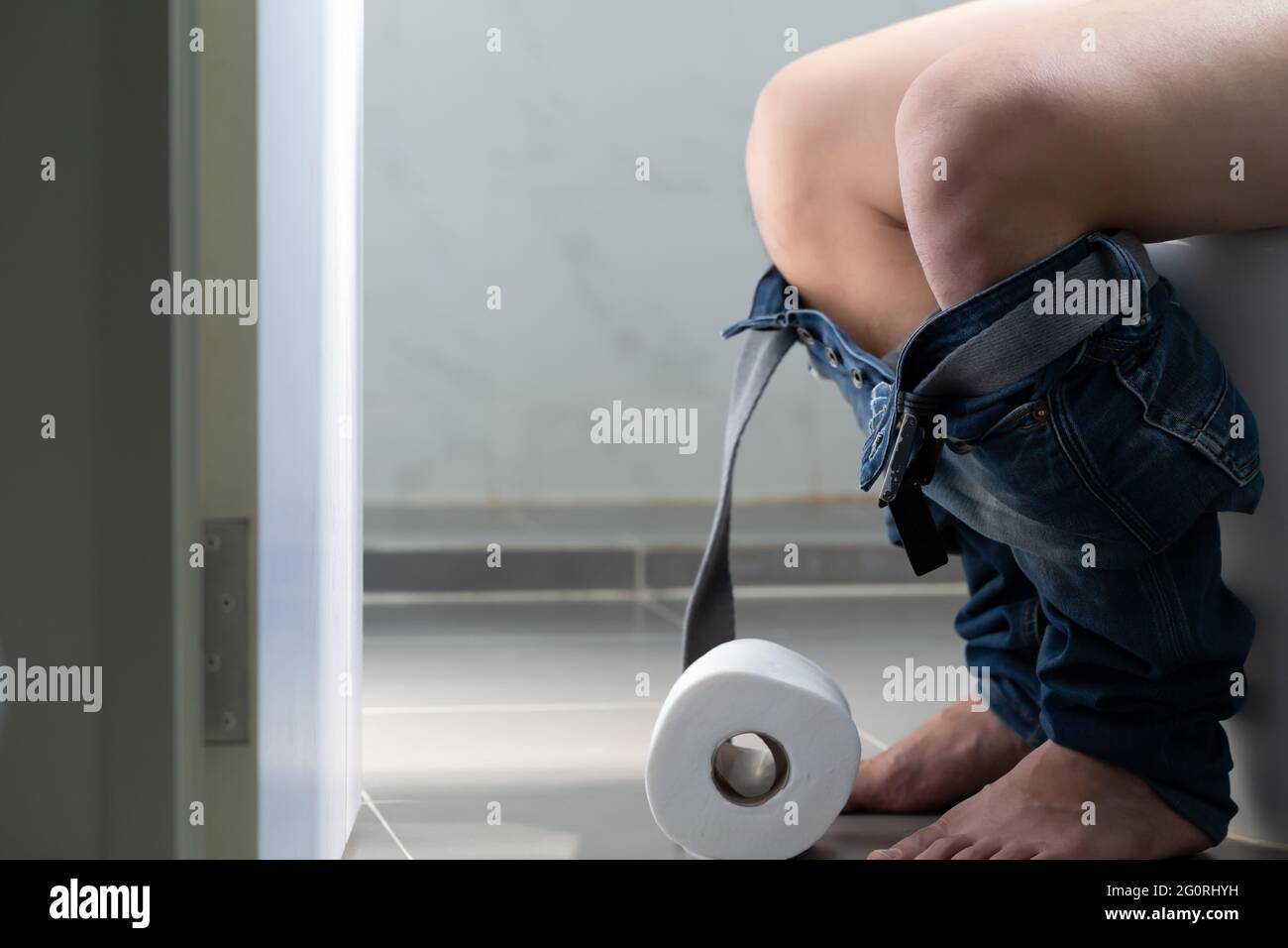 Männer betreten die Toilette und rektale Blutungen Konzept, Symptom einer schweren Krankheit wie Darmkrebs, Hämorrhoiden und Magen-Darm-Blutungen Stockfoto