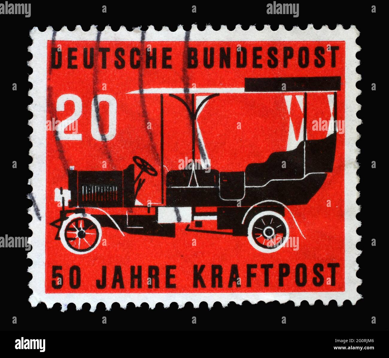 Stempel gedruckt in Deutschland, zeigt einen Postbus von 1906 auf rotem Hintergrund. Die Briefmarke wurde anlässlich der 50-jährigen Automobilzeit veröffentlicht Stockfoto