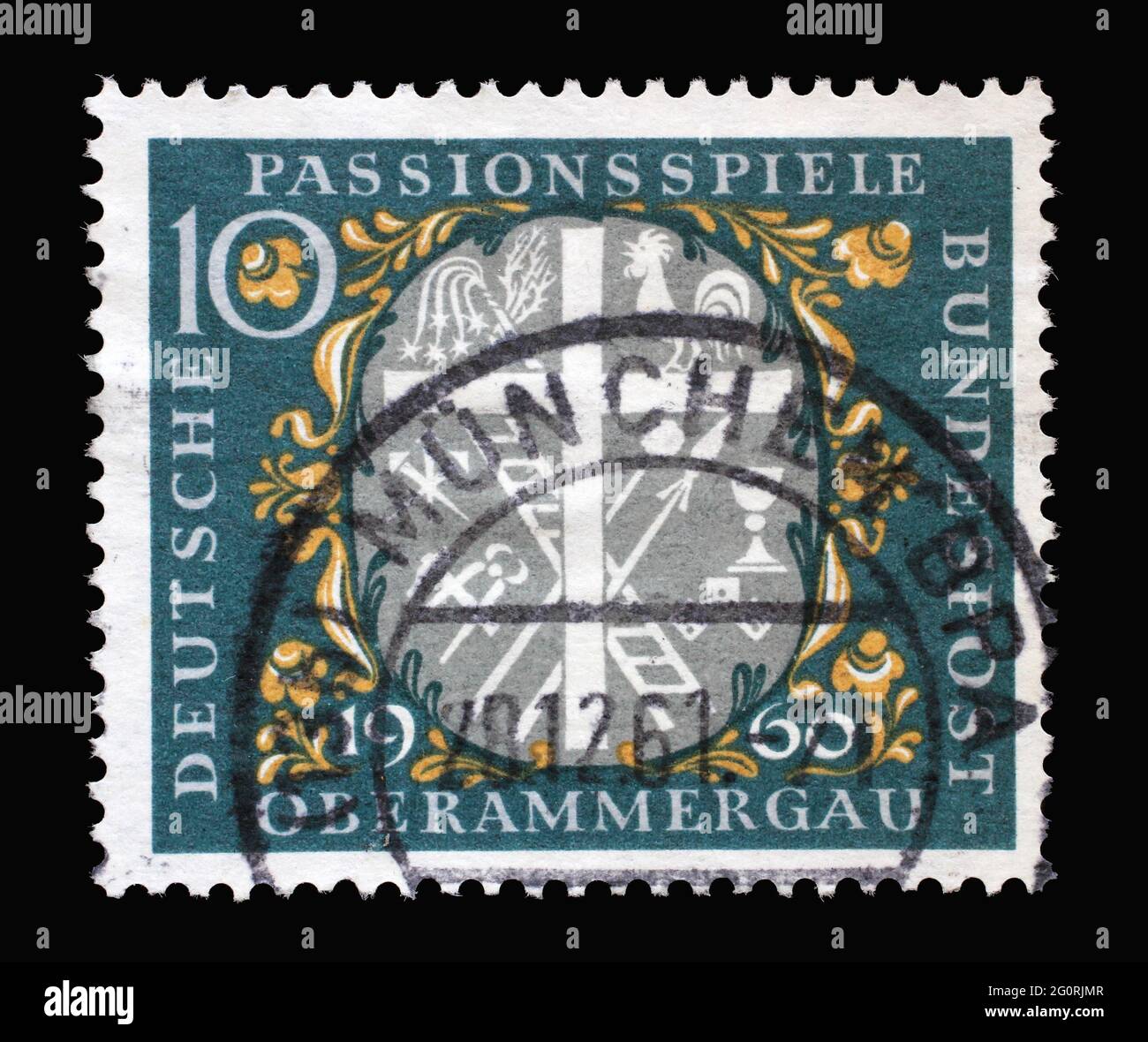 Stempel gedruckt in Deutschland mit Kreuz und Kreuzigungszeichen, Passionsspiel in Oberammergau, um 1960 Stockfoto