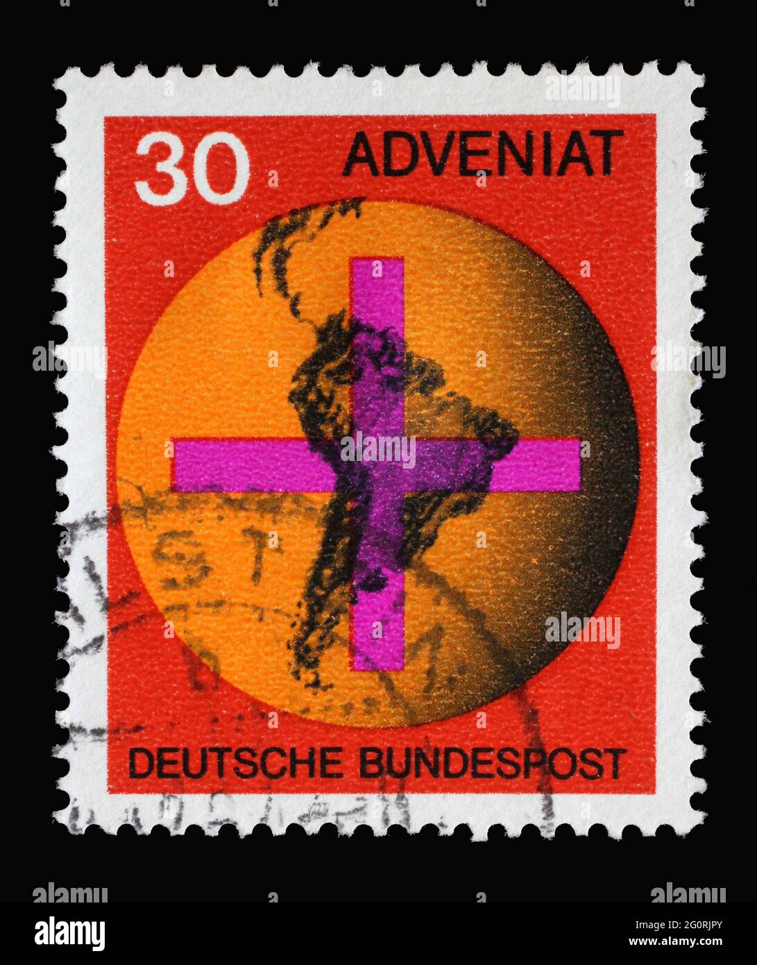 In Deutschland gedruckte Briefmarke mit Kreuz vor einem Globus mit südamerikanischer Landkarte, „Adveniat“, Hilfsbewegung deutscher Katholiken für Lateinamerika Stockfoto