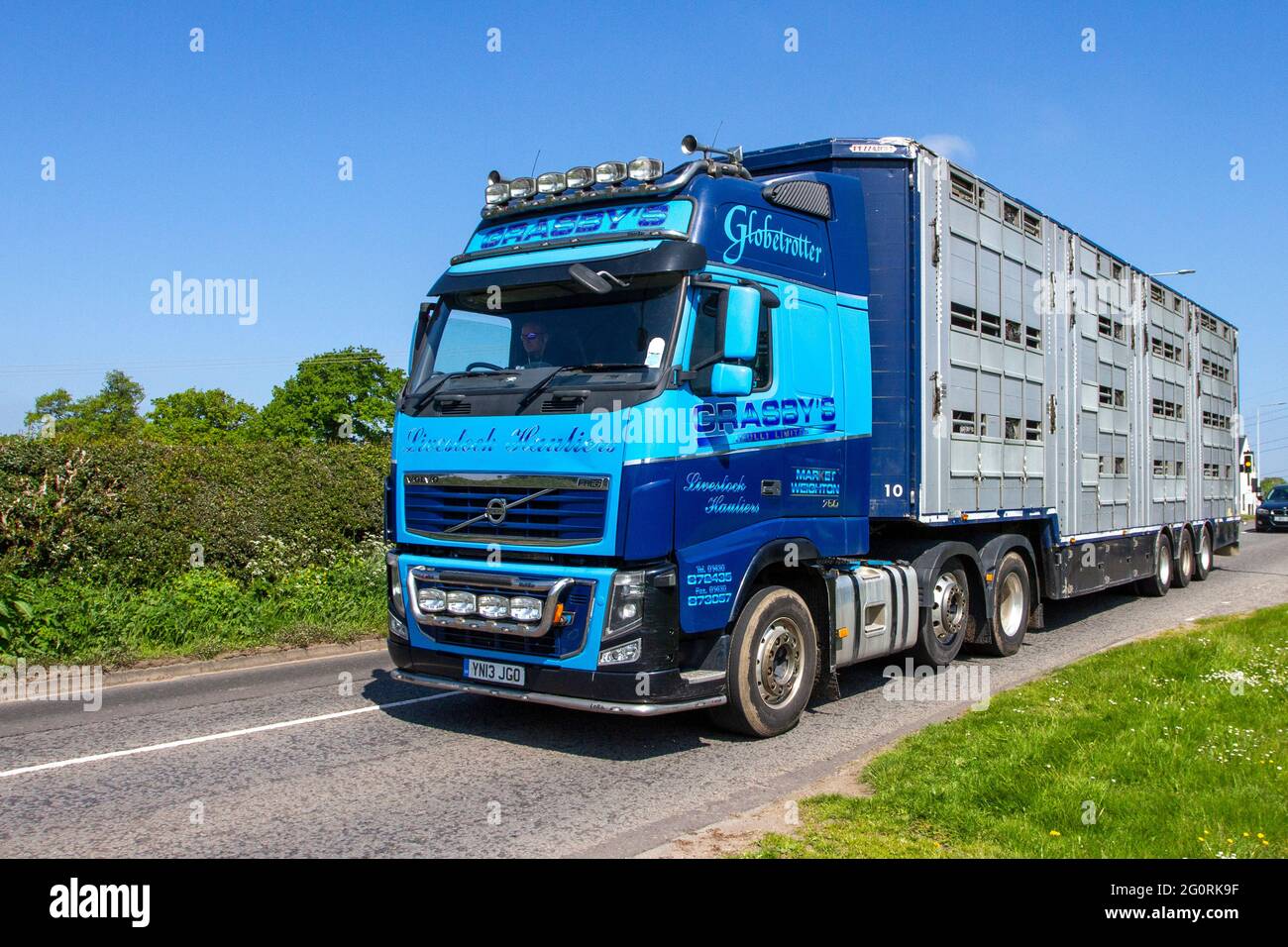 2013 Blue Tractor Unit Volvo 1612 ccm Diesel Grasby's von Hull Ltd Viehtransportern; Stockfoto