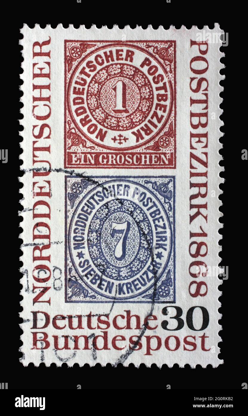 In Deutschland gedruckte Briefmarke mit zwei historischen Marken aus dem Jahr 1868, Norddeutscher Postbund, um 1968 Stockfoto