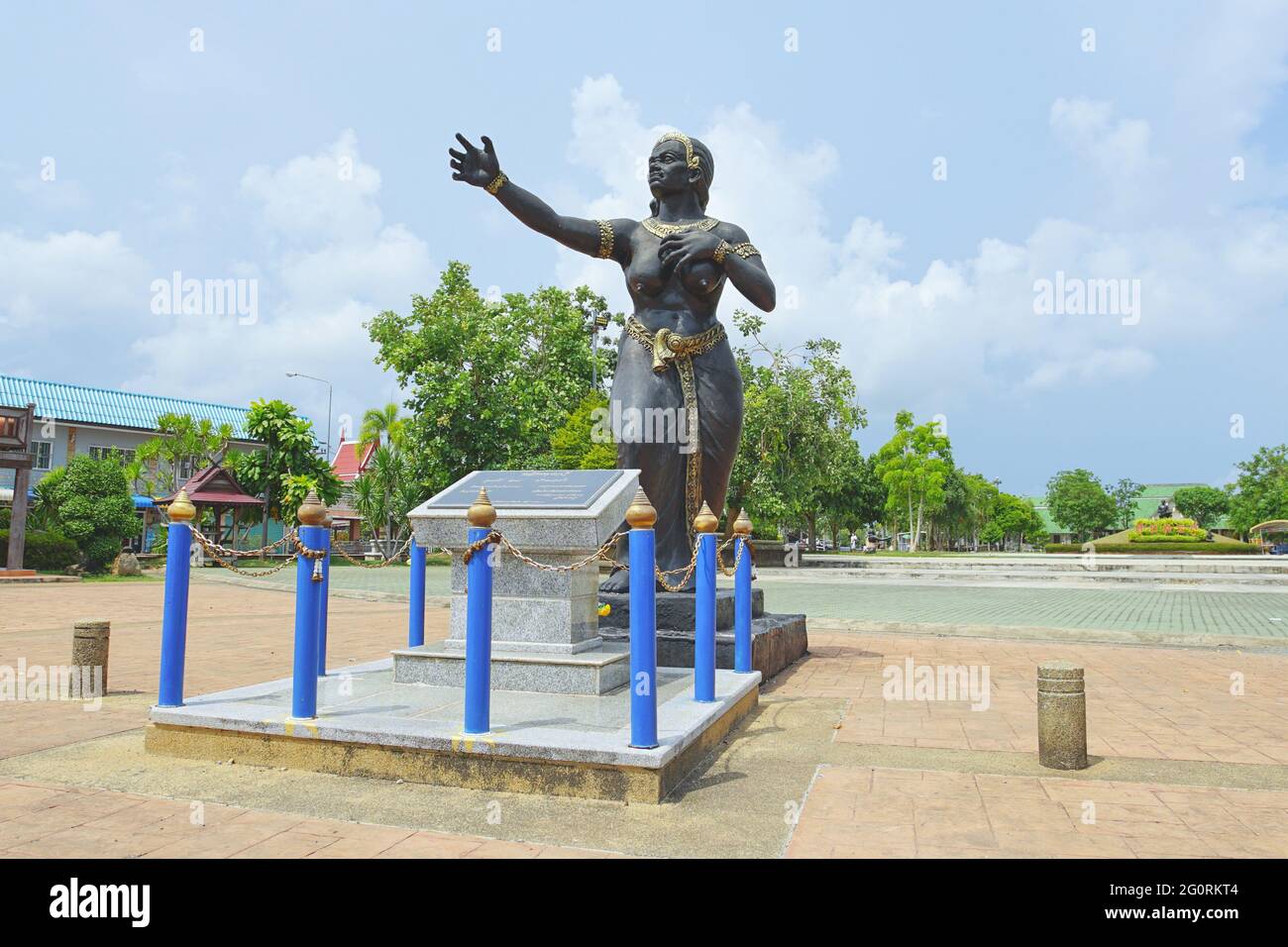 Rayong, Thailand - 13. April 2021: Statue von Nang Phisuea Samudr in der Provinz Rayong, Thailand. Dies ist eine Hauptfigur des thailändischen Dichters Phra Aphai Mani w Stockfoto