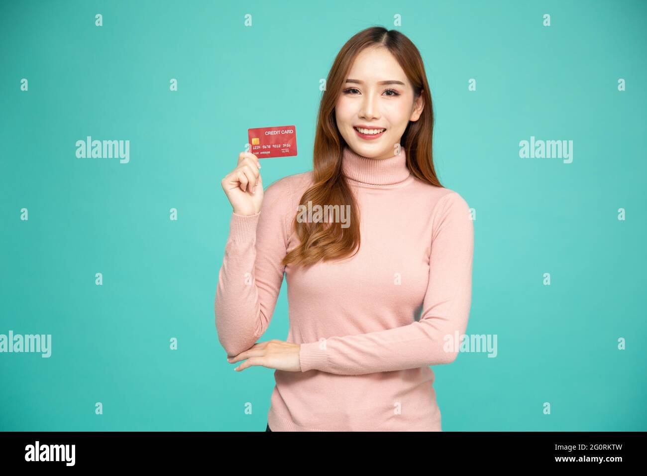 Asiatische Frau lächelt, zeigt, präsentiert Kreditkarte für die Zahlung oder Online-Geschäft bezahlen, Zahlen Sie einen Händler oder als Barvorschuss für Waren, Karte Stockfoto