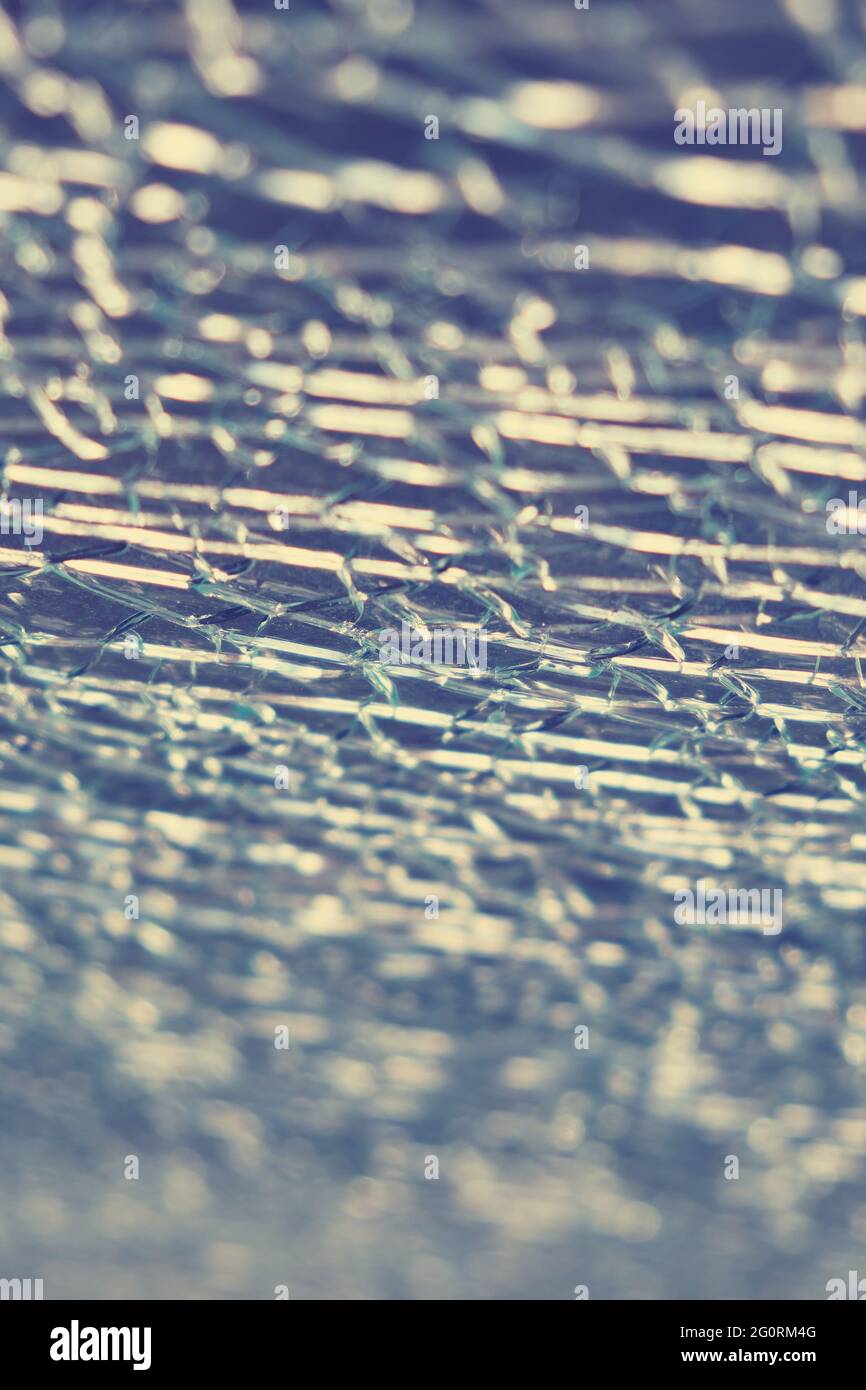 Texturrisse auf dem zerbrochenen Glas sind blau, Hintergrund Stockfoto