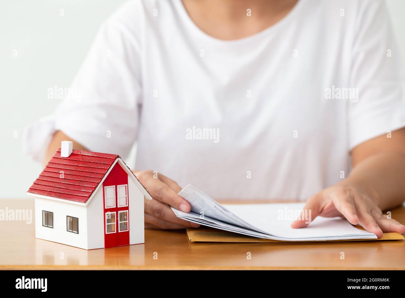 Frau bereitet Dokumentendatei für Darlehen zu Hause und Refinanzierung Stockfoto