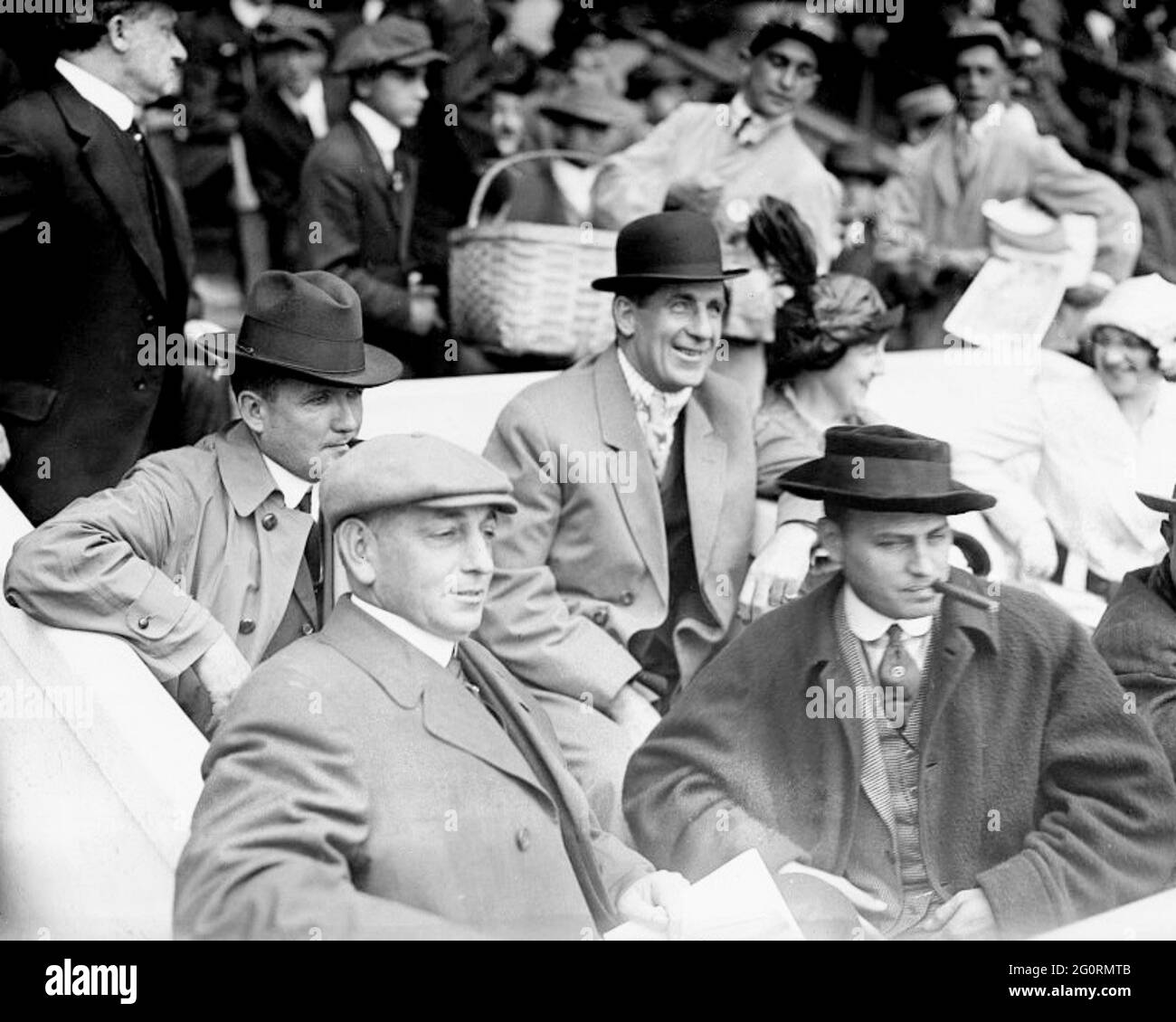 Jim Corbett, Boxer (Mitte) und Blossom Seeley (Ehefrau von Rube Marquard), um Corbett bei World Series Game One am 7. Oktober 1913 zu verlassen. Stockfoto