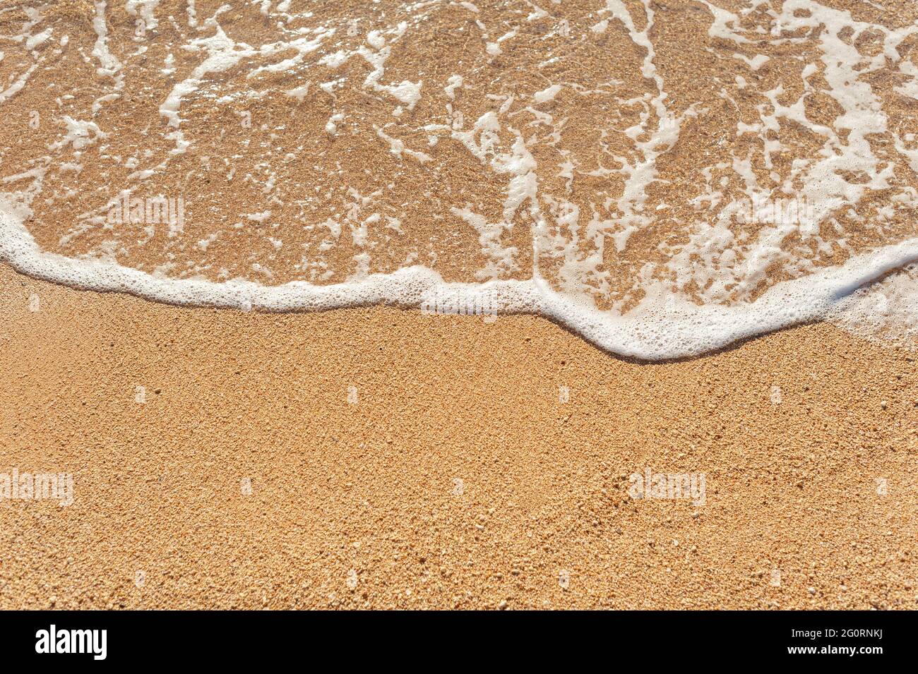 Strand Sand Sea Shore mit Welle und weiß schaumig Sommer Hintergrund, Luftstrand Draufsicht über Meer mit Platz für Ihren Text Stockfoto