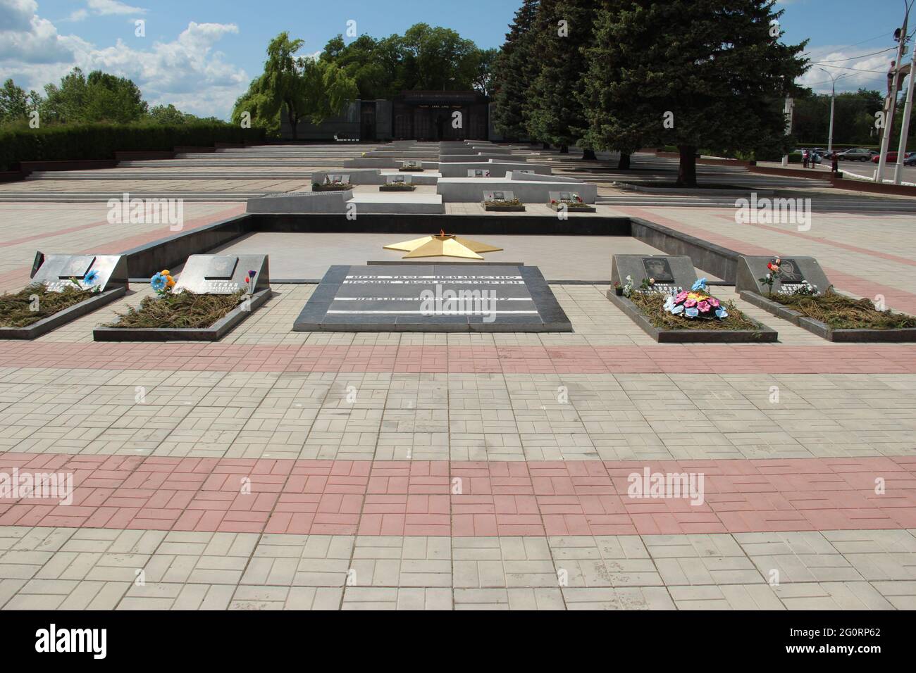Das Grab des unbekannten Soldaten und die ewige Flamme am Denkmal der Herrlichkeit in Tiraspol, Moldawien, Transnistrien Stockfoto