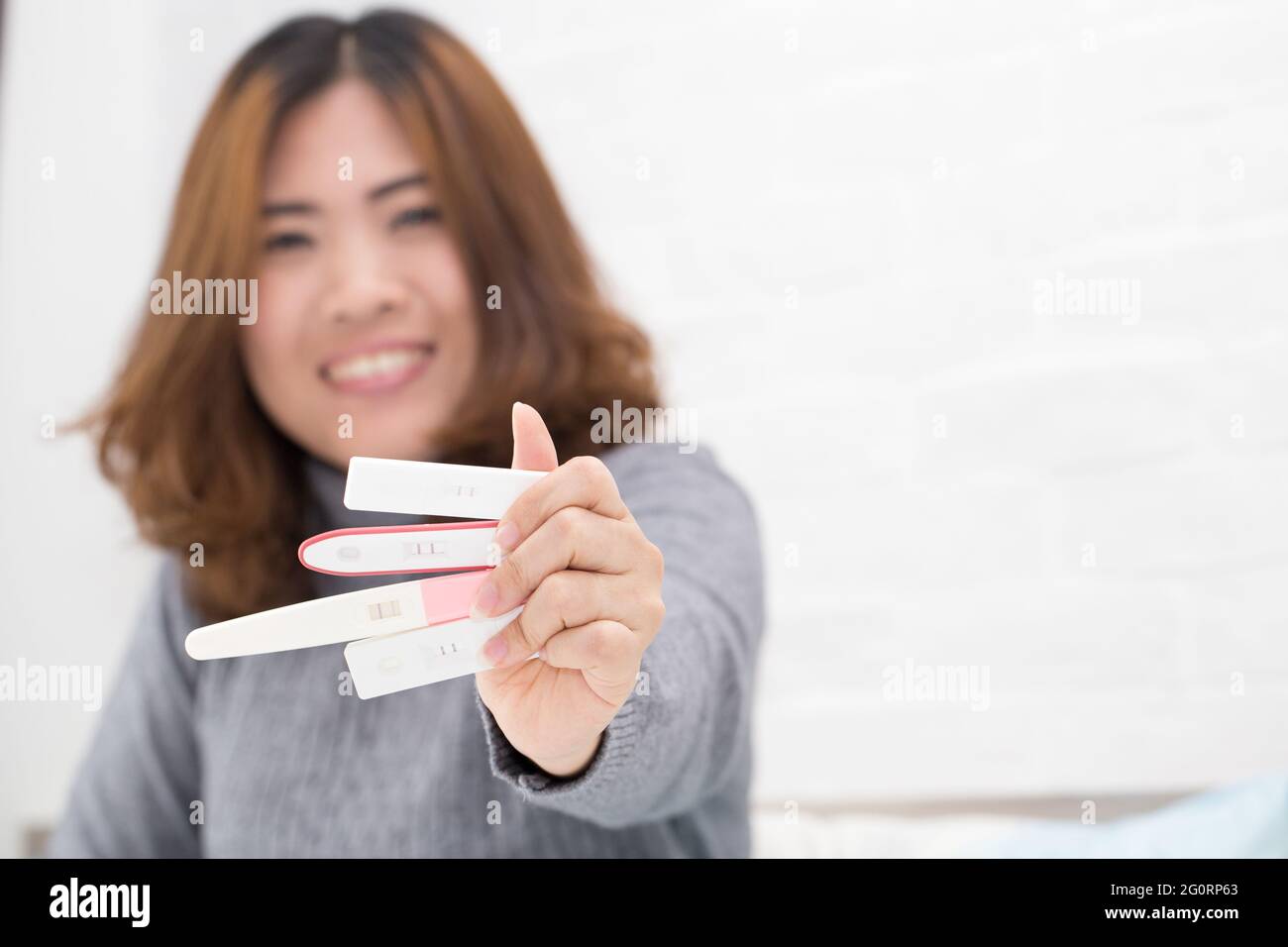 Frauen überprüfen den Schwangerschaftstest für eine Vielzahl von Marken, um sicher zu sein. Stockfoto