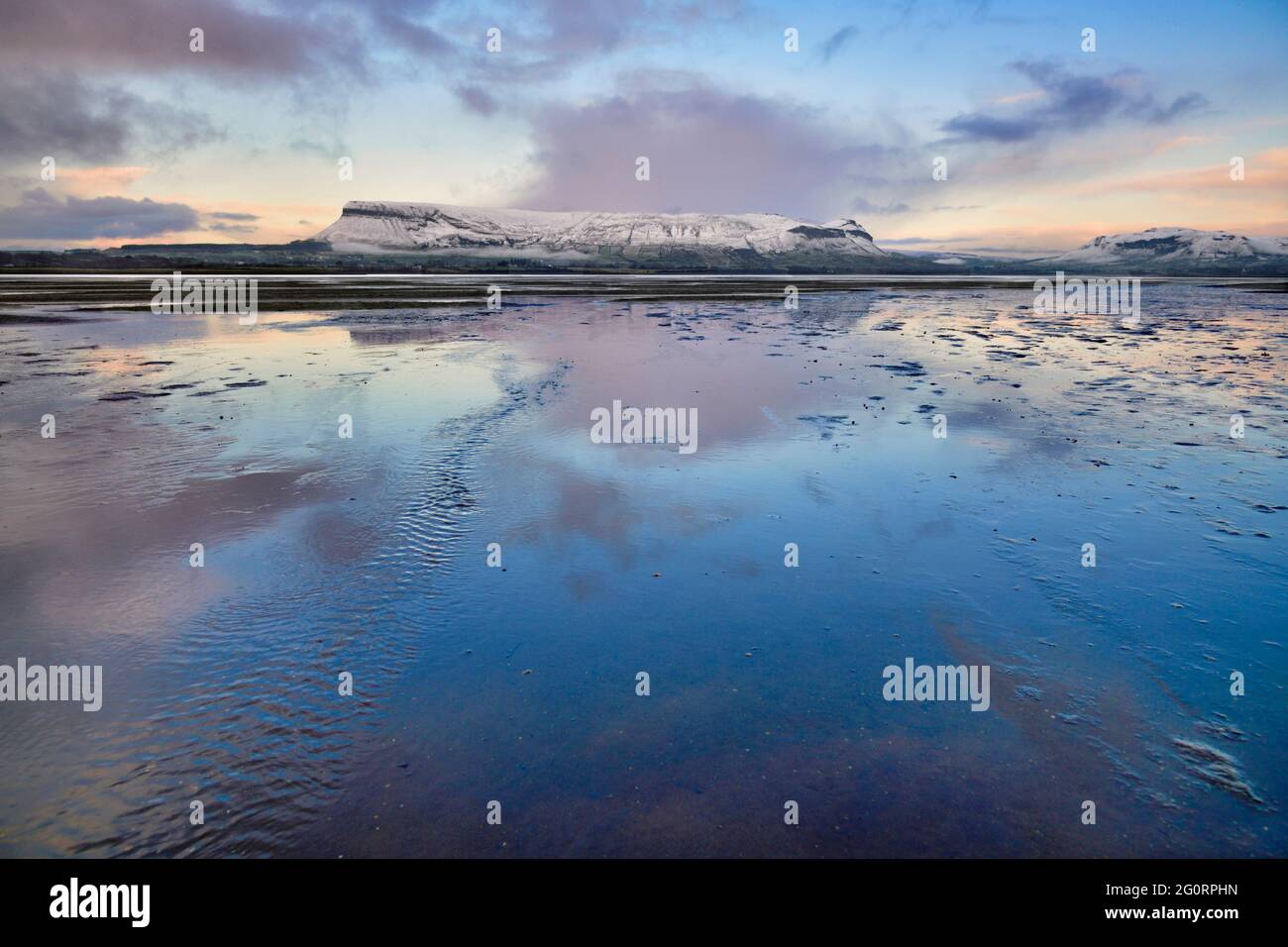 Irland, County Sligo, Ben Bulben Berg mit Rosses Point 3. Strand im Vordergrund. Stockfoto