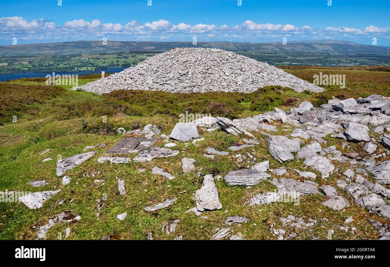 Irland, County Sligo, Castlebaldwin, Carrowkeel Megalithischer Friedhof, Blick vom Gipfel über einen der cairns. Stockfoto