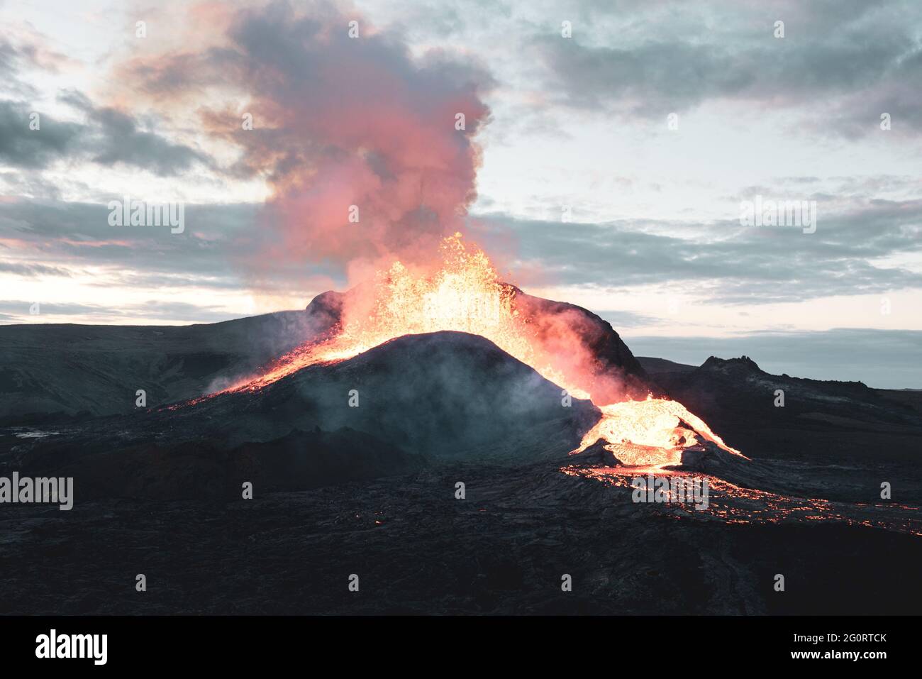 MAI 2021: Das ausgedehntere vulkanische System Fagradalsfjall umfasst ein Gebiet mit eruptiven Spalten (Fissurenschwarm), Kegeln und Lavafeldern im südlichen Teil der Halbinsel Reykjanes. Seit Ende Februar 2021 begann in der Nähe des Fagradalsfjall eine starke seismische Krise, die als Eindringen von Magma in geringer Tiefe interpretiert wird. Dies führte zum ersten historischen Ausbruch des Vulkans am 19. März 2021. Stockfoto
