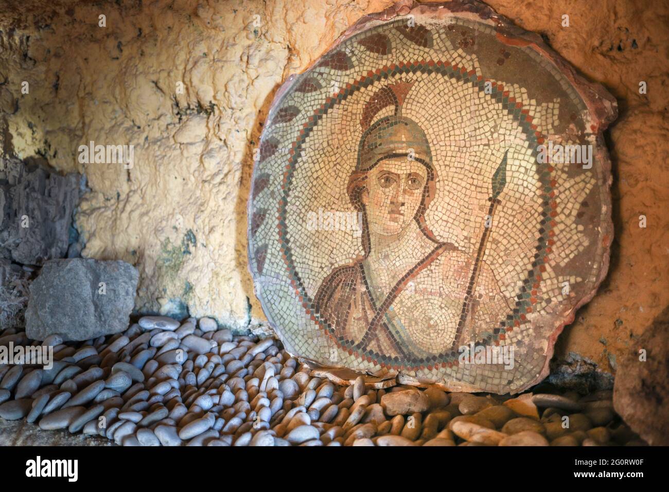 Antikes Mosaik, das einen römischen Soldaten, ein Kriegergesicht darstellt. Stockfoto