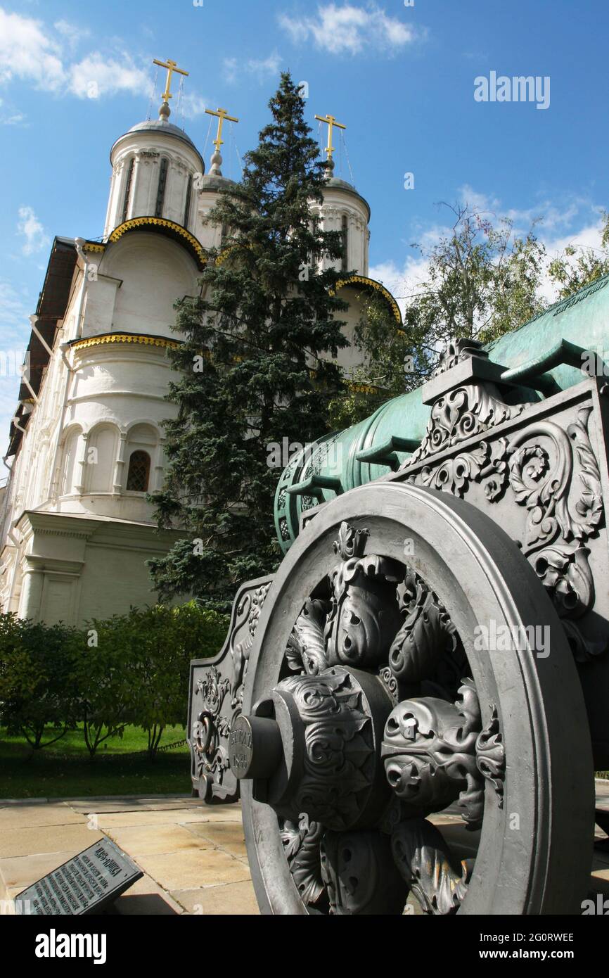 Nahaufnahme des Rades der Zar-Kanone, Iwanowskaja-Platz, der auf die Kathedrale der Himmelfahrt zeigt, das Moskauer Kreml-Russland-Portraitformat Stockfoto