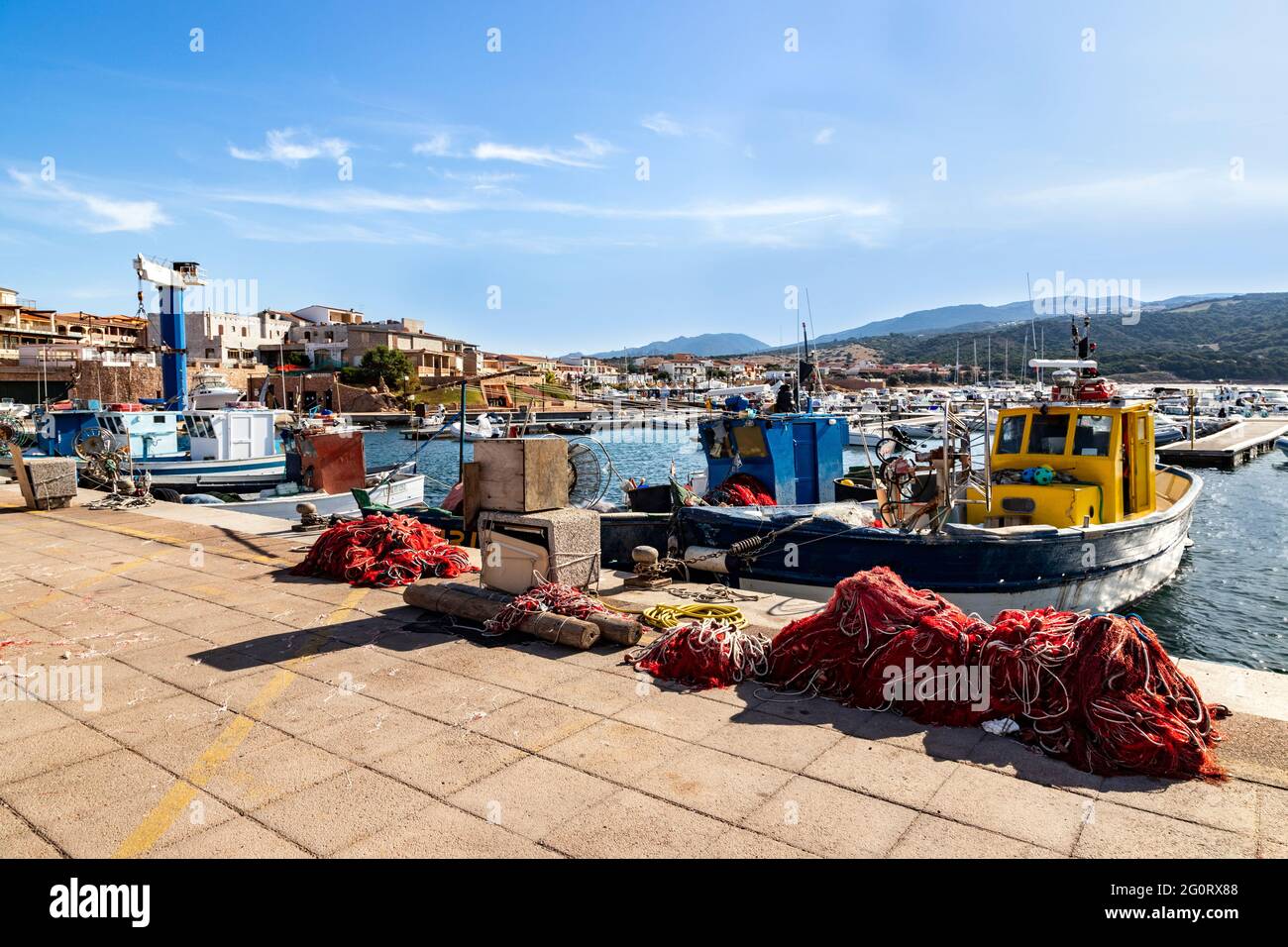 Festfahrende Fischerboote im Hafen von Isola Rossa, Trinità d'Agultu e Vignola, Olbia-Tempio, Sardinien, Italien. Stockfoto