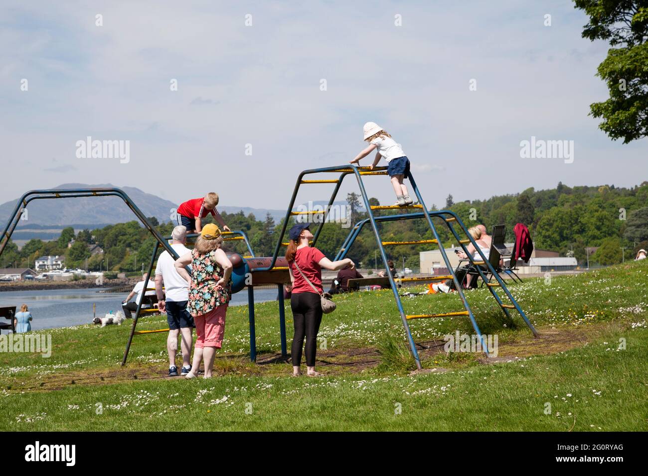 Kinder spielen auf einem Klettergerüst im Kidston Park, Helensburgh, Schottland Stockfoto