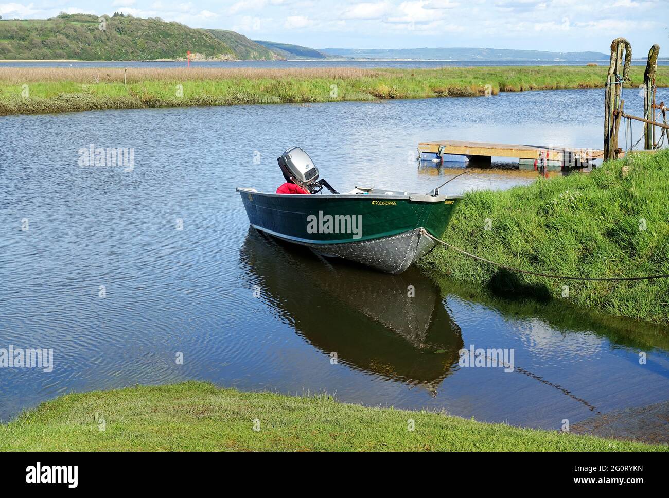 Fischerboot auf dem Fluss Coran, Laugharne, Carmarthenshire, Wales Stockfoto