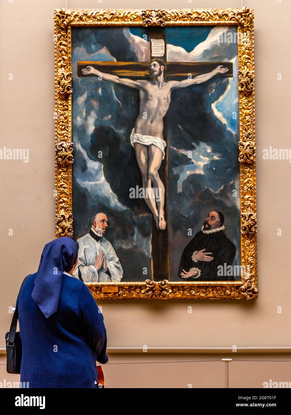 Paris, Frankreich - 30. September 2018 : Blaue Nonne, die im Louvre-Museum das große Gemälde von Jesus am Kreuz sieht. Stockfoto