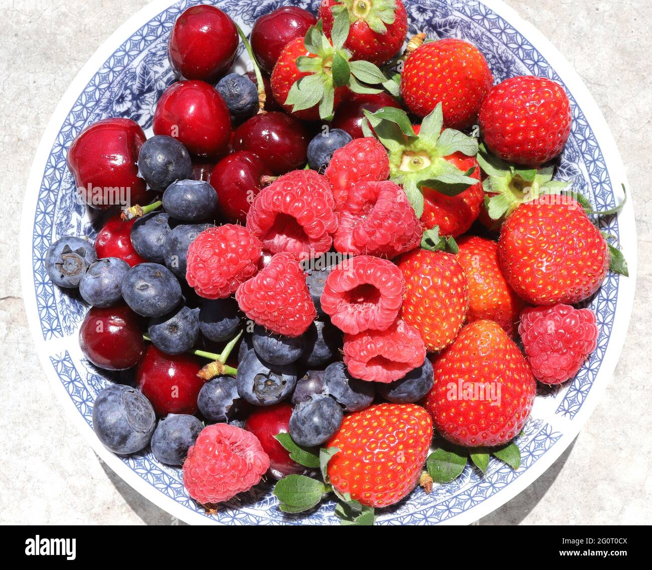 Nahaufnahme von frischen Früchten und Beeren bei Tageslicht Stockfoto