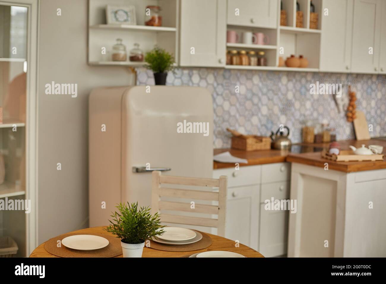 Stilvolles Kücheninterieur im skandinavischen Stil. Stockfoto