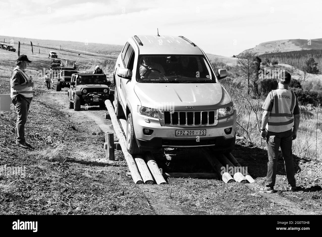 H, SÜDAFRIKA - 06. Jan 2021: Harrismith, Südafrika - 02 2015. Oktober: 4x4 Obstacle Driver Training im Camp Jeep auf dem Drakensberg Stockfoto