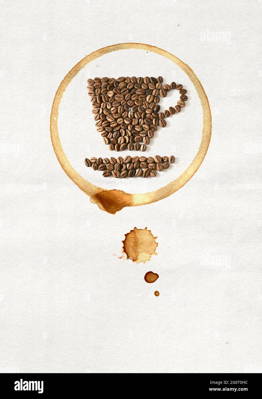 Tasse Kaffee aus Kaffeebohnen auf weißem Papier Stockfoto