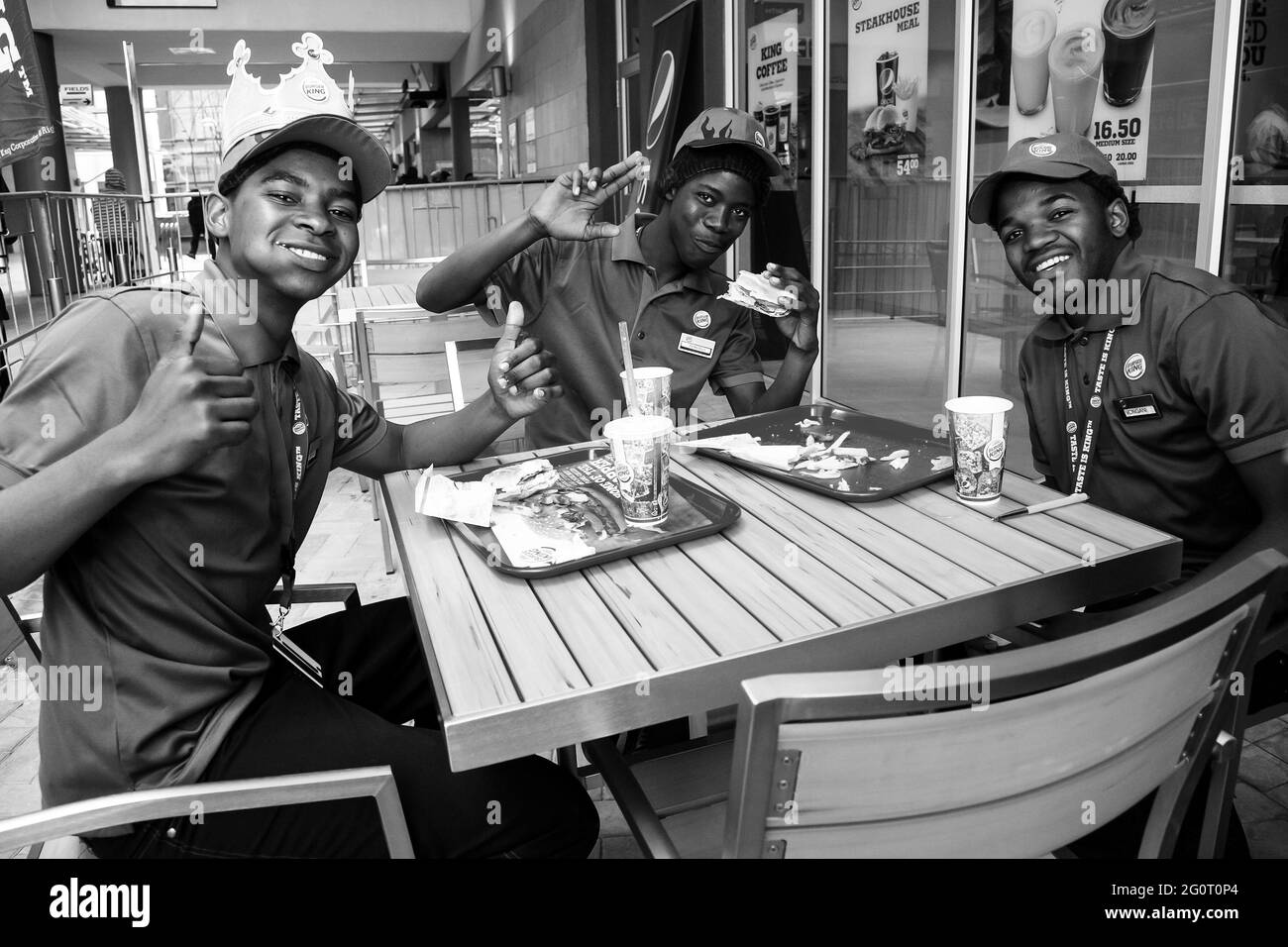 JOHANNESBURG, SÜDAFRIKA - 06. Jan 2021: Pretoria, Südafrika - 28 2014. Juni: Mitarbeiter des Burger King Restaurants Eröffnungstag Stockfoto