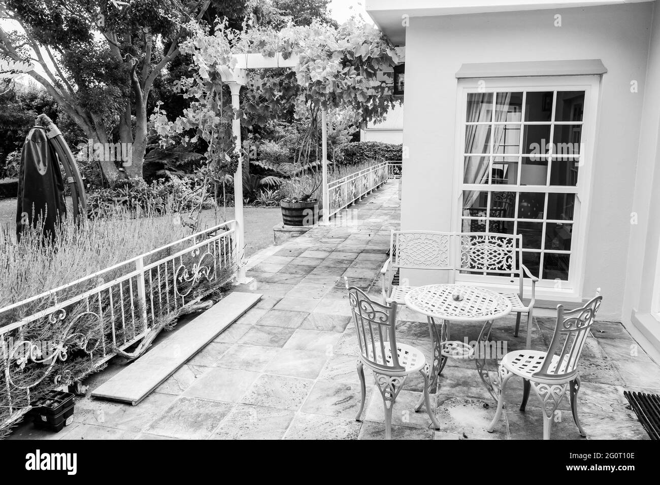 KAPSTADT, SÜDAFRIKA - 06. Jan 2021: Terrasse eines vornehmen wohlhabenden Vorstadtvilla-Hauses mit Landschaftsgarten Stockfoto