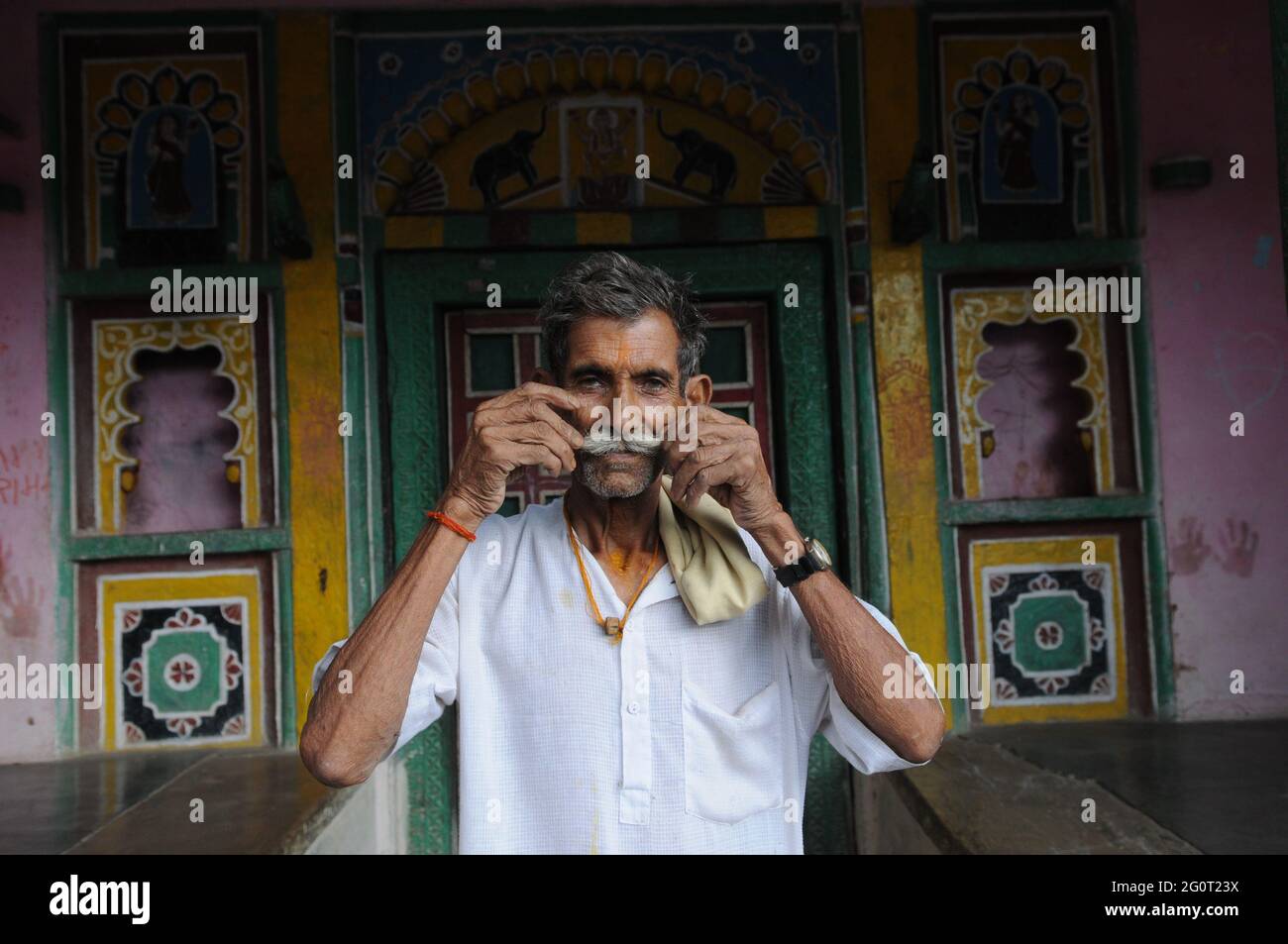 Ein Dorfbewohner mit Schnurrbart, mit indischen Männern das Kastensystem ist weithin bekannt, dass es einen bedeutenden kulturellen Einfluss auf seinen Stil hatte. Foto: Sond Stockfoto