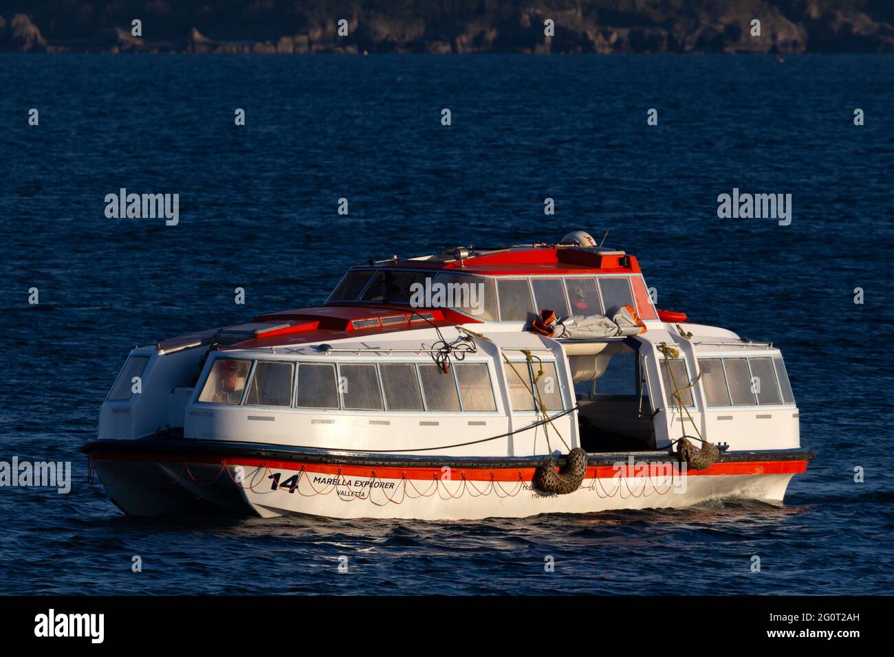 Vor der Küste von Torquay, Devon, befindet sich ein Tender des Marella Explorer. Stockfoto