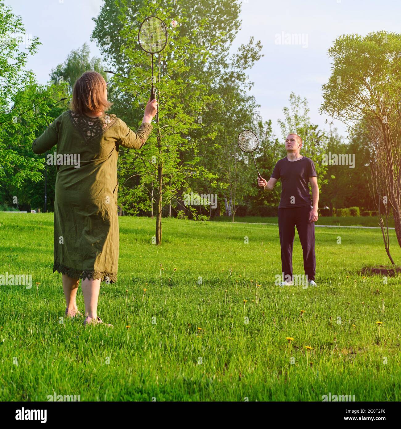 Paar spielen im Freien, Familiensportpark Rasen Stockfoto