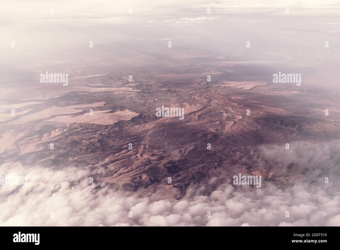 Luftaufnahme der Wüste von Arizona. Wolken über den Bergen in der Nähe von San Carlos, San Carlos Apache Indian Reservation, Gila County, AZ, USA. Stockfoto