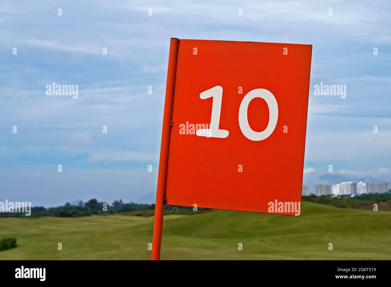 Flagge mit der Nummer 10 auf dem Golfplatz in Barra da Tijuca. Bohrungsnummer 10. Stockfoto