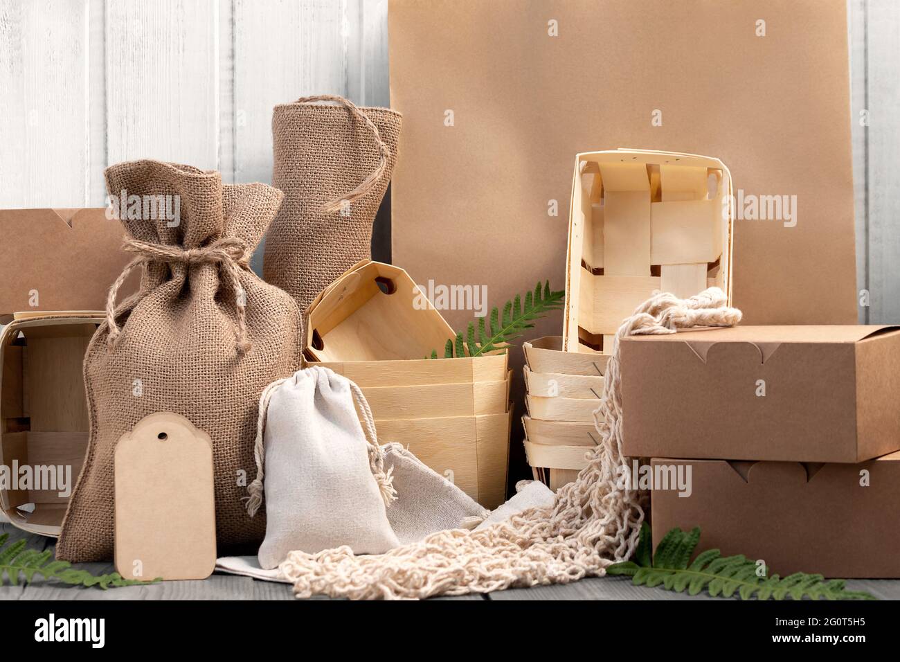 Verschiedene umweltfreundliche Verpackungen aus natürlichen, recycelbaren Materialien. Konzept für Umweltschutz und Abfallreduzierung Stockfoto