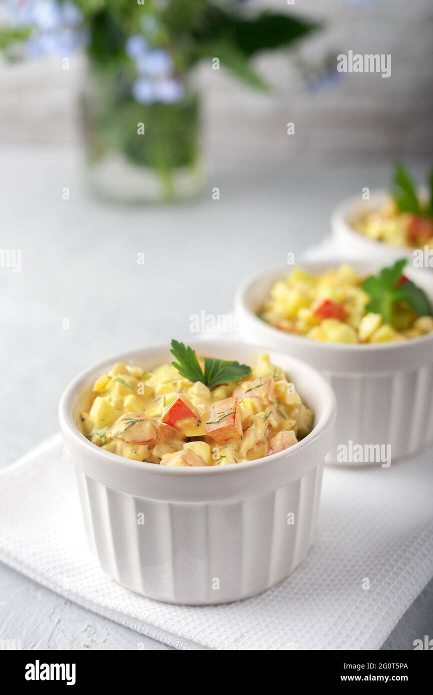 Frischer Gemüsesalat mit saurer Creme. Diät-Essen Stockfoto