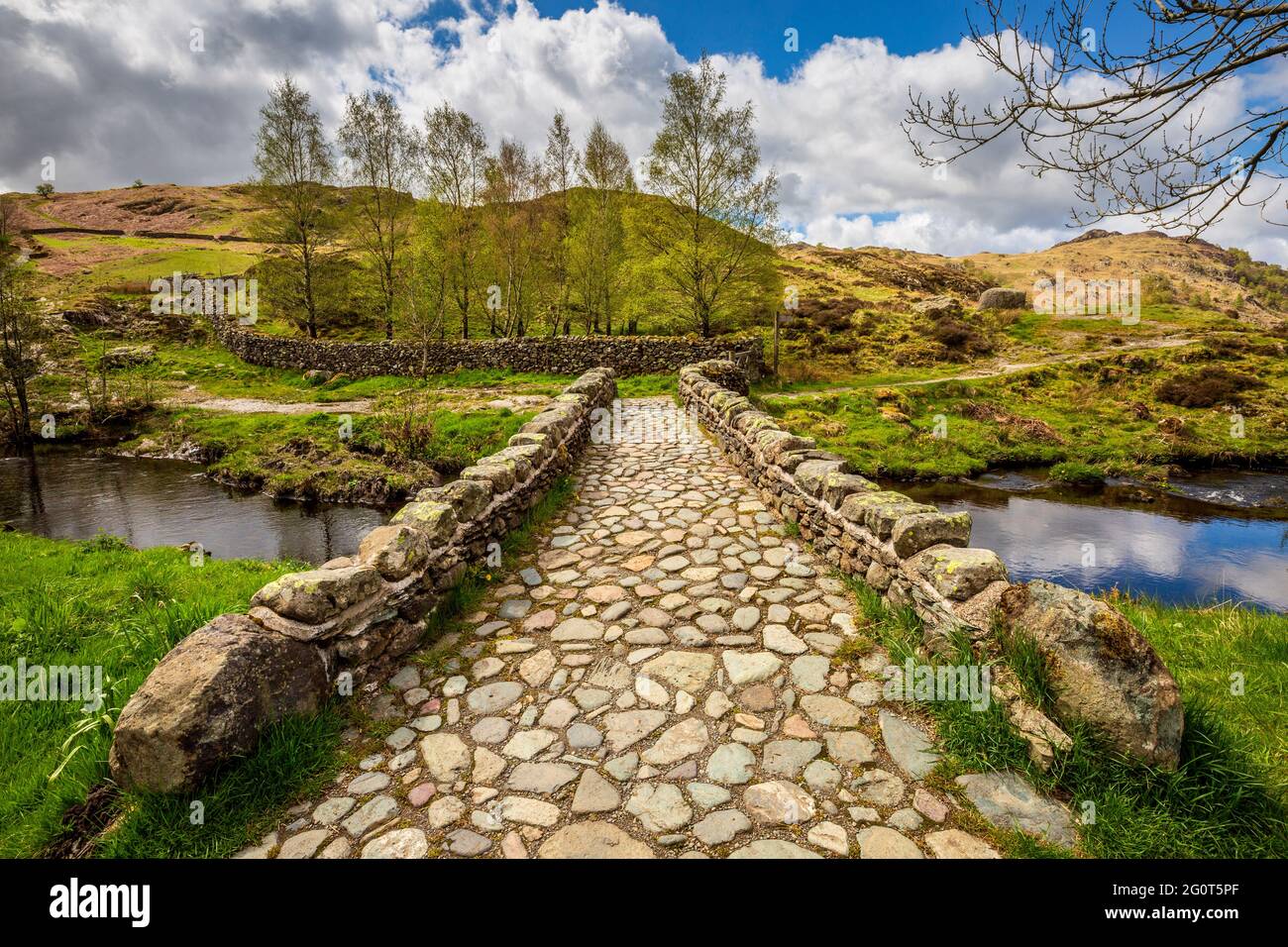 Die Packhorse-Brücke über Watendlath Beck bei Watendlath Tarn, Lake District, England Stockfoto